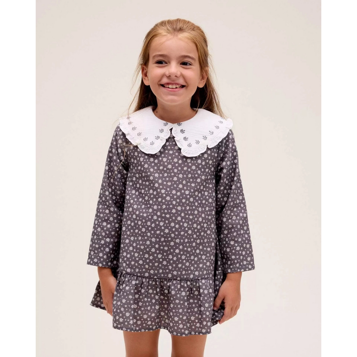 Vestido de niña gris con hojas blancas