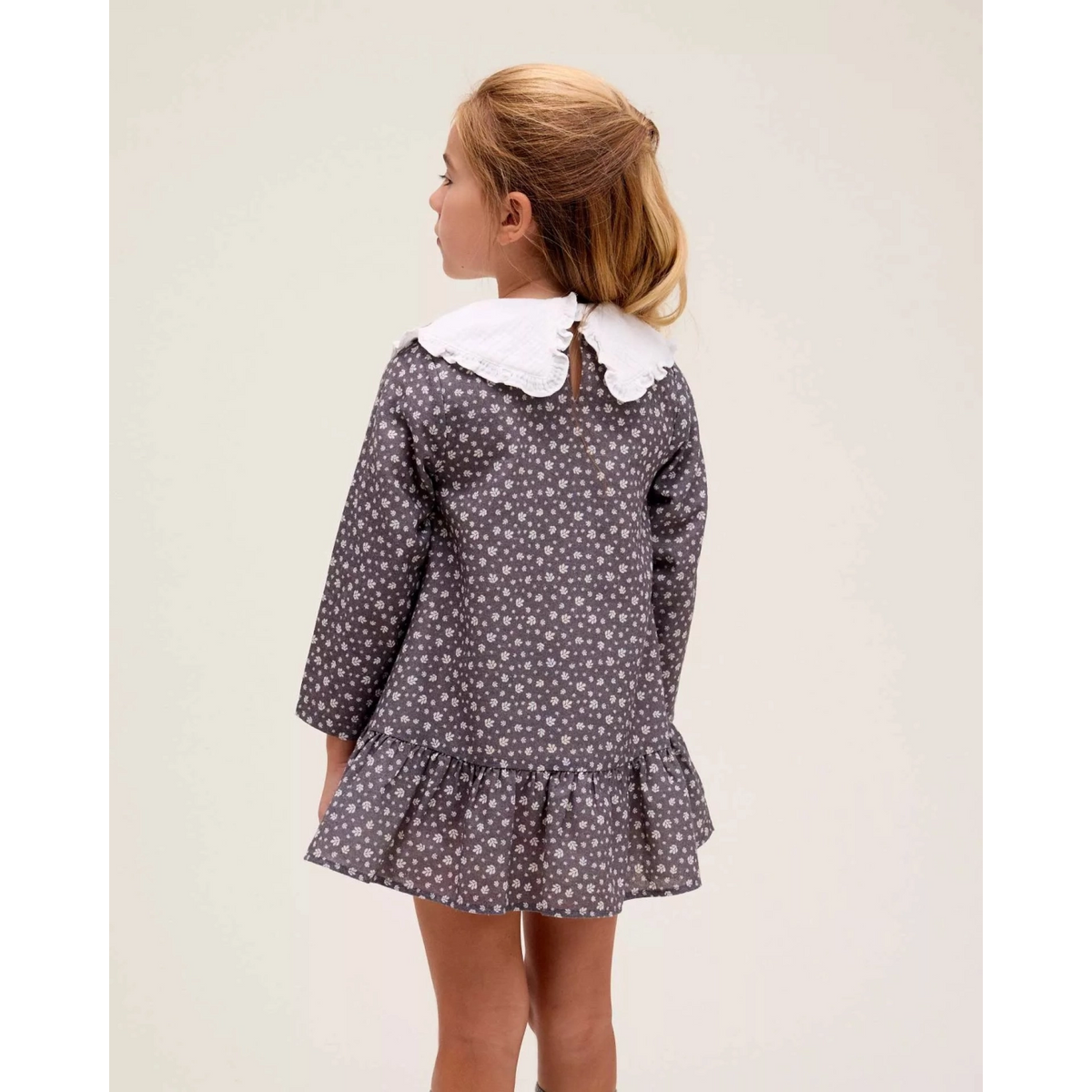 Vestido de niña gris con hojas blancas