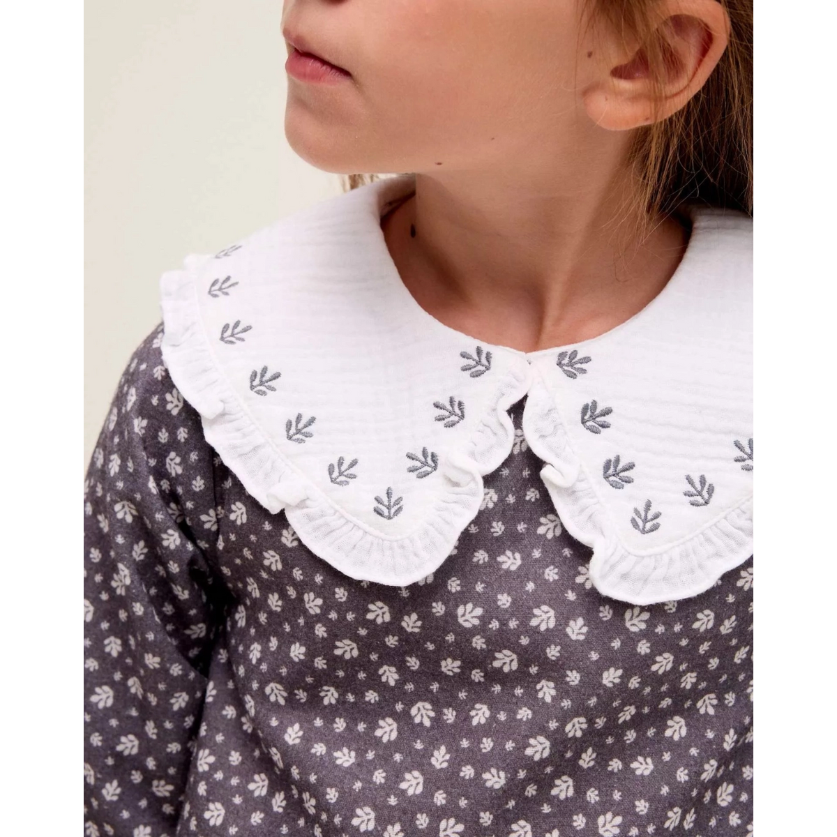 Vestido de niña gris con hojas blancas