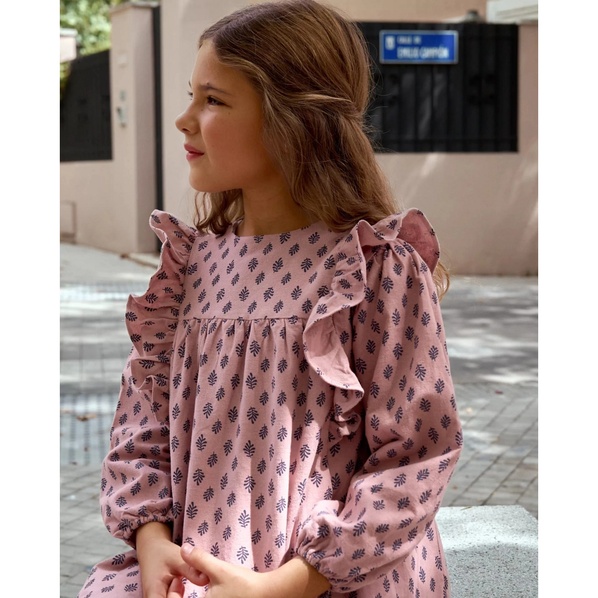 Vestido de niña rosa con estampado de hojas azules