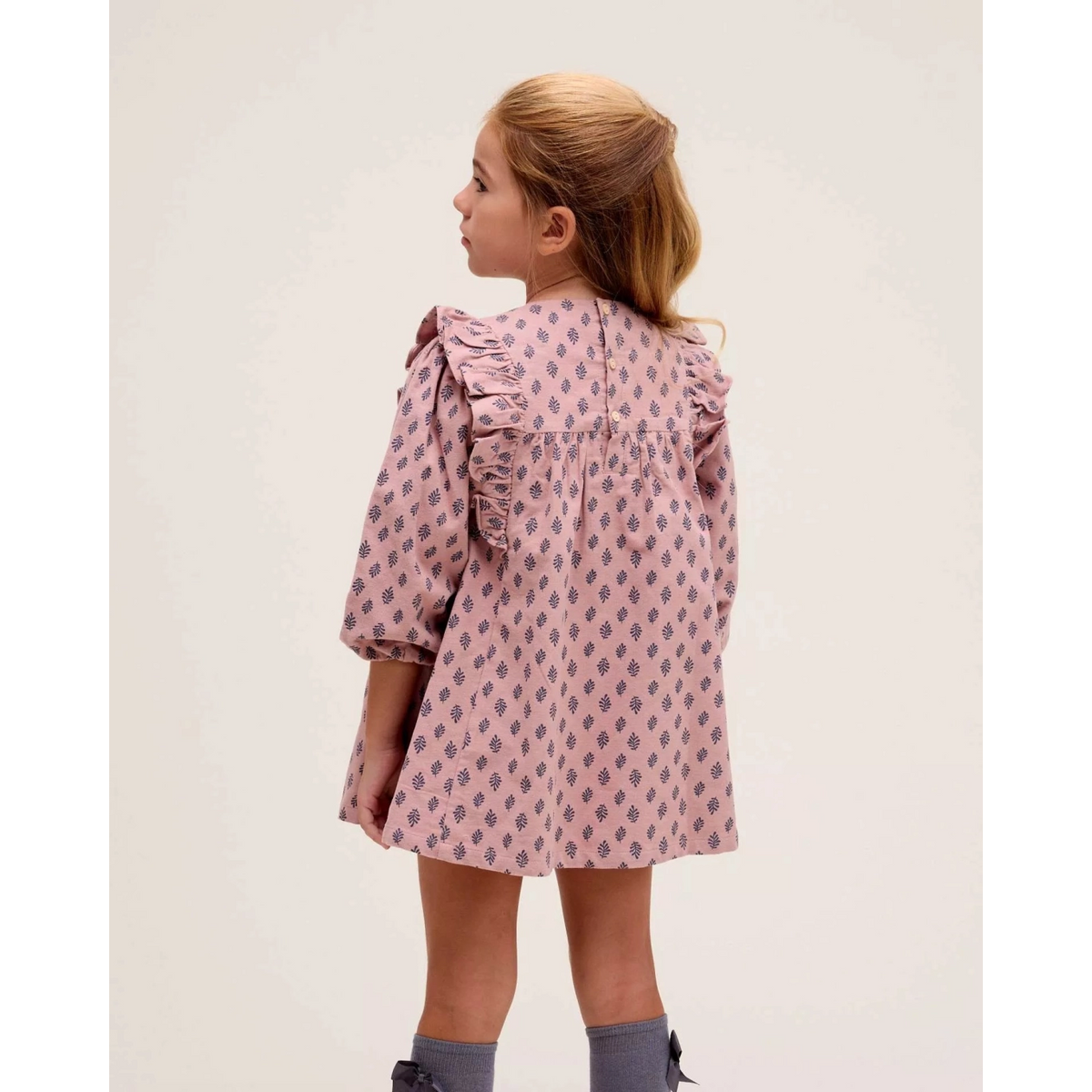 Vestido de niña rosa con estampado de hojas azules