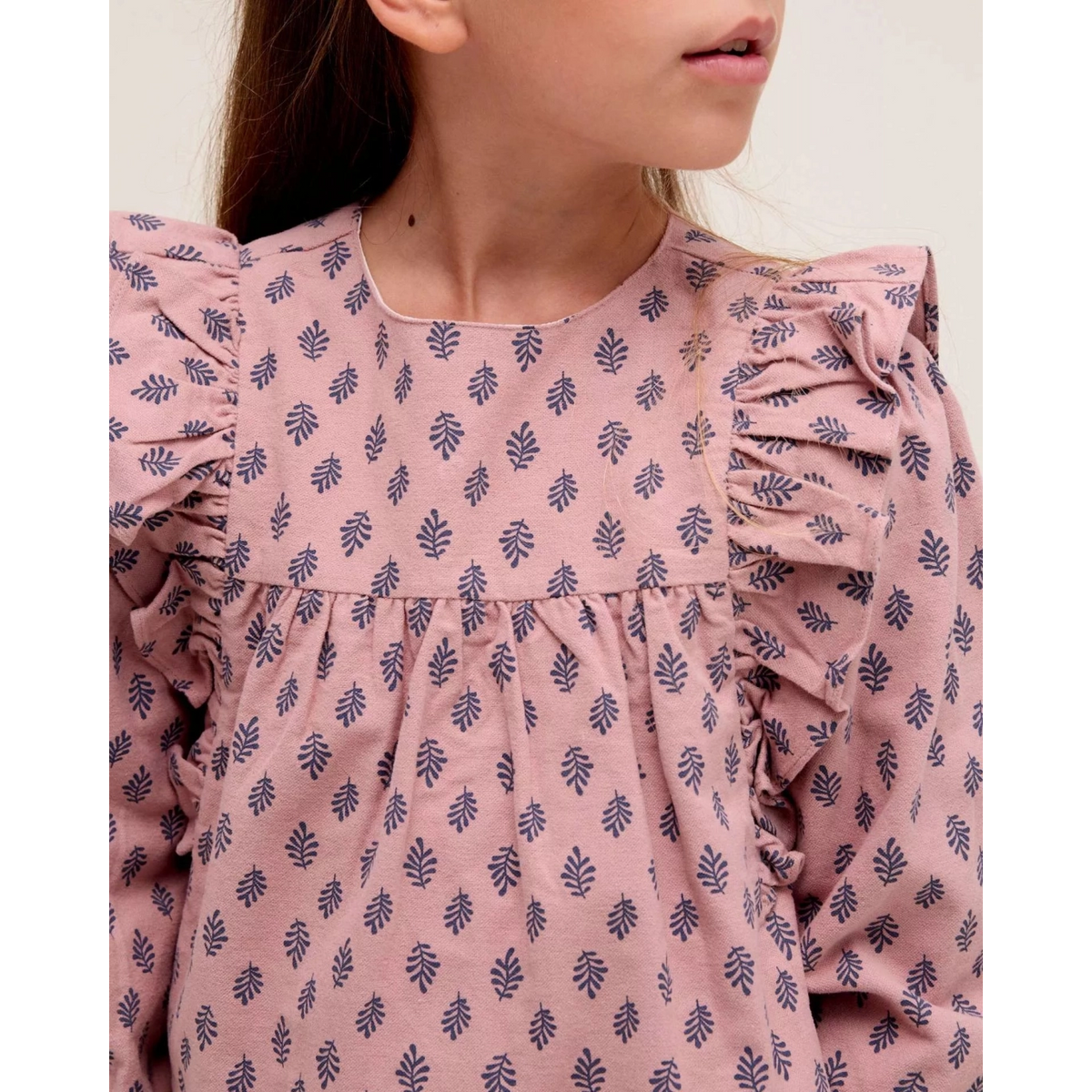 Vestido de niña rosa con estampado de hojas azules