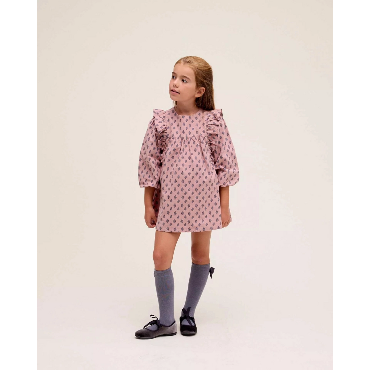 Vestido de niña rosa con estampado de hojas azules