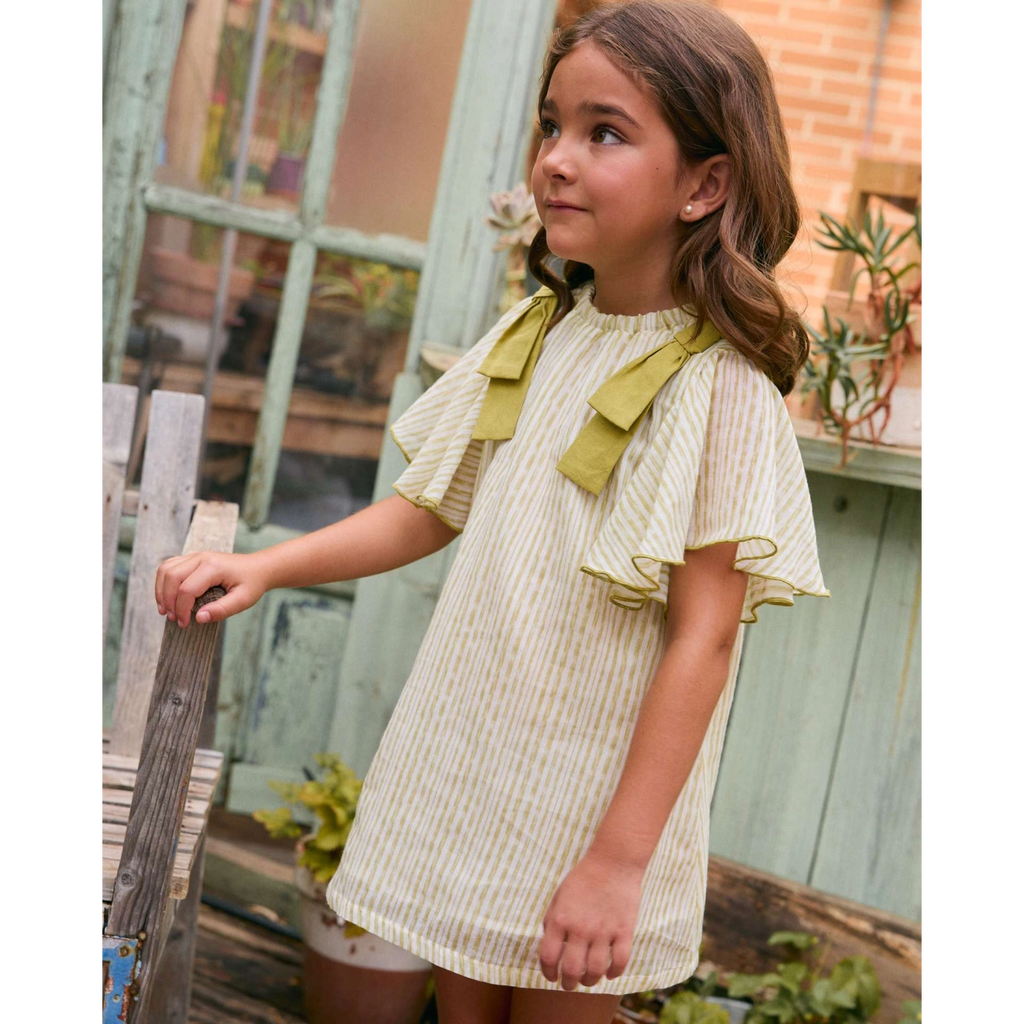 Vestido de niña verde de rayas con lazos verde en la hombrera