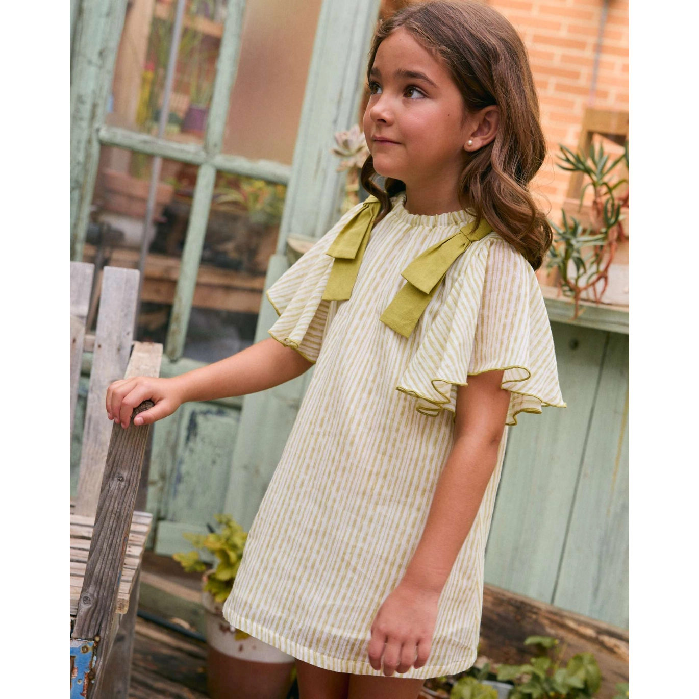 Vestido de niña verde de rayas con lazos verde en la hombrera