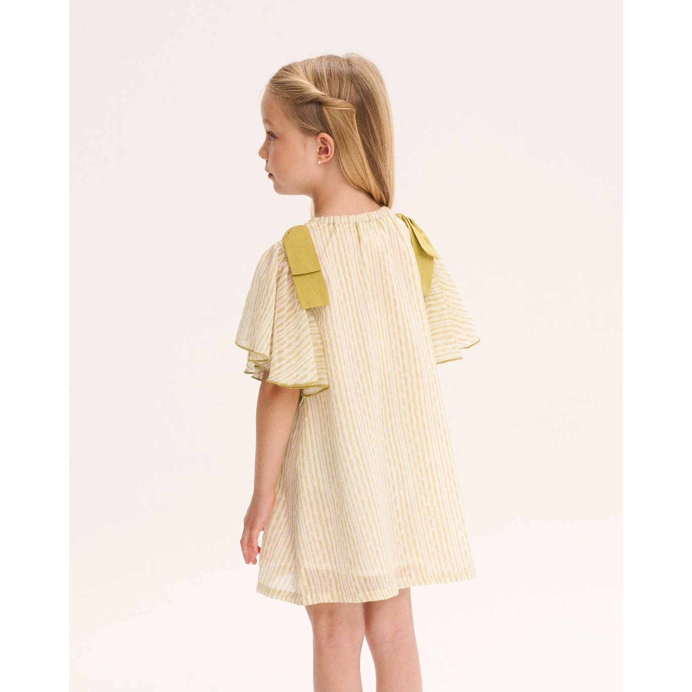 Vestido de niña verde de rayas con lazos verde en la hombrera