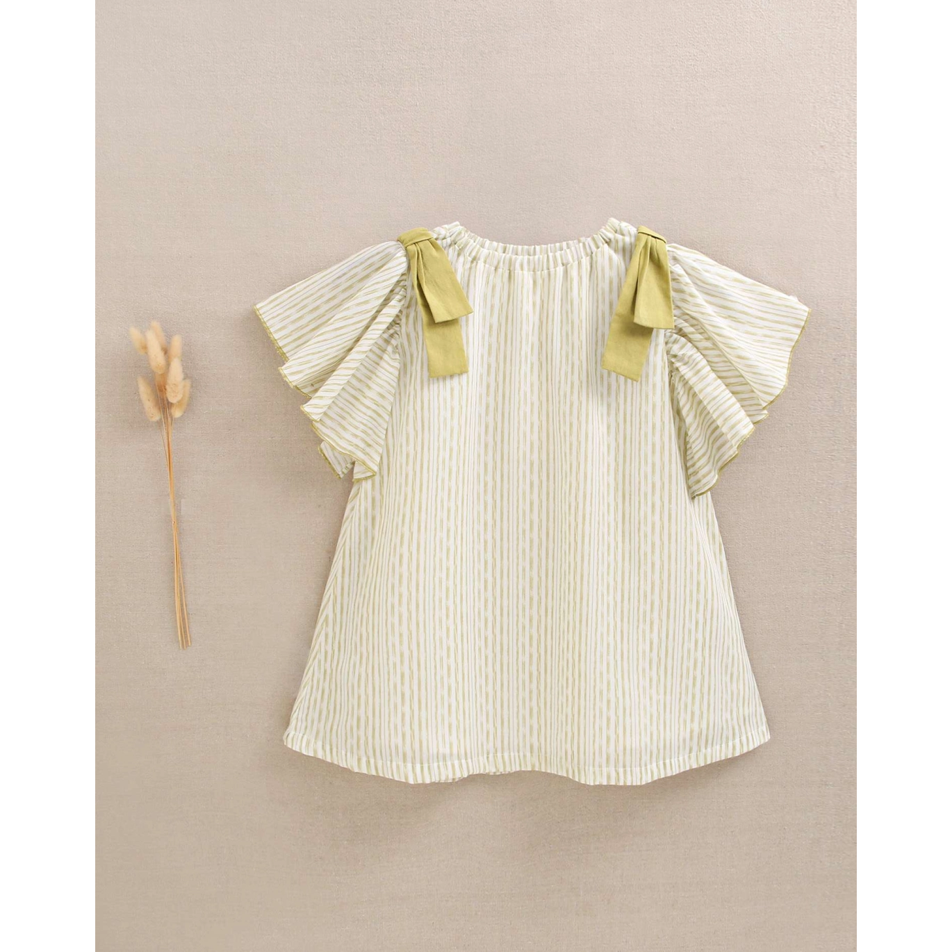 Vestido de niña verde de rayas con lazos verde en la hombrera