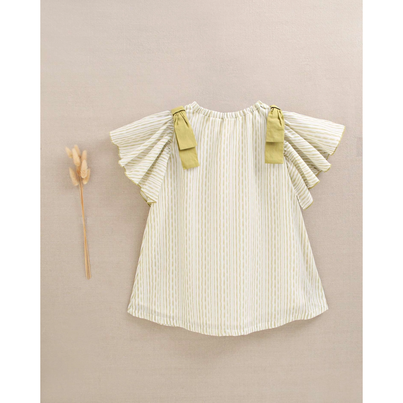 Vestido de niña verde de rayas con lazos verde en la hombrera